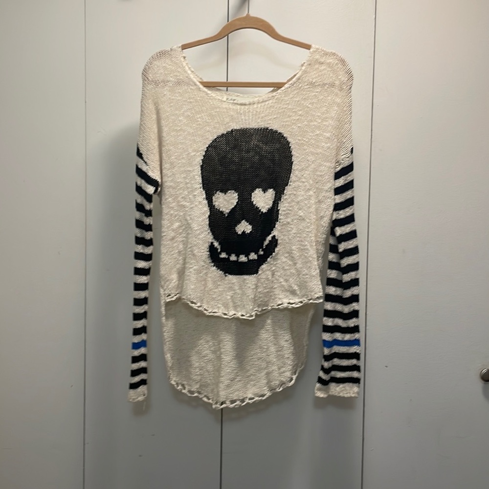 Skull sweater shirt- size s